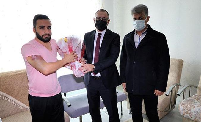 Hastanın bıçakla saldırdığı doktora ziyaret