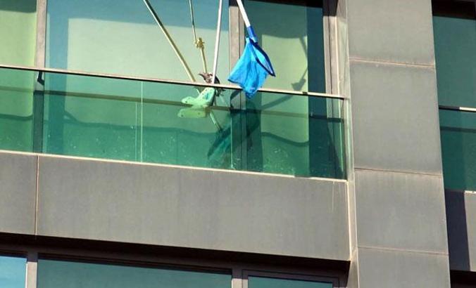 Avcılar'da cam balkonda mahsur kalan iki güvercine 'asansör kürekli' kurtarma operasyonu