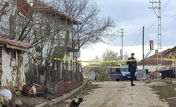 1 aylık bebeğini bıçaklayıp, sobada yakarak öldürdü