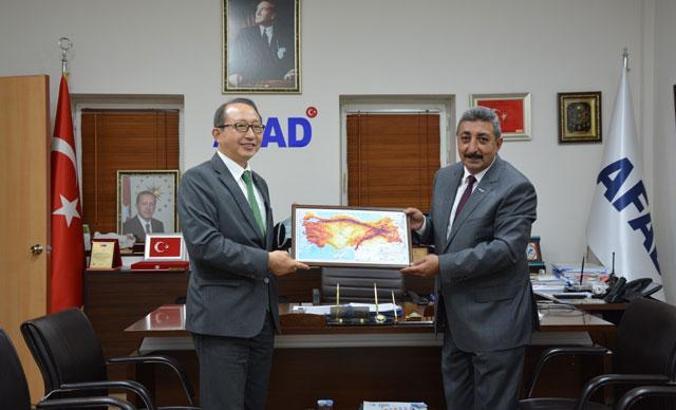 Japonya'dan, depremde yardımlarına koşan AFAD ekibine anlamlı takdirname