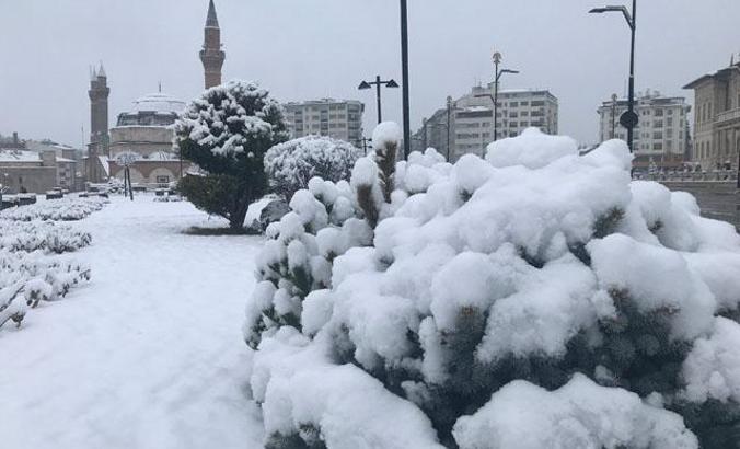 Sivas'ta kar yağışı etkili oluyor