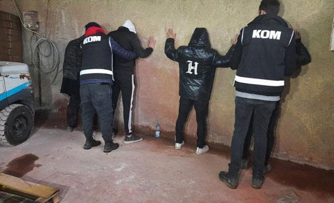 Kocaeli’de depoya 'kaçak etil alkol' baskını: 4 gözaltı