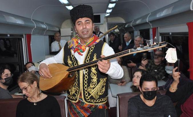Turistik Doğu Ekspresi yolcularına sazlı-sözlü karşılama