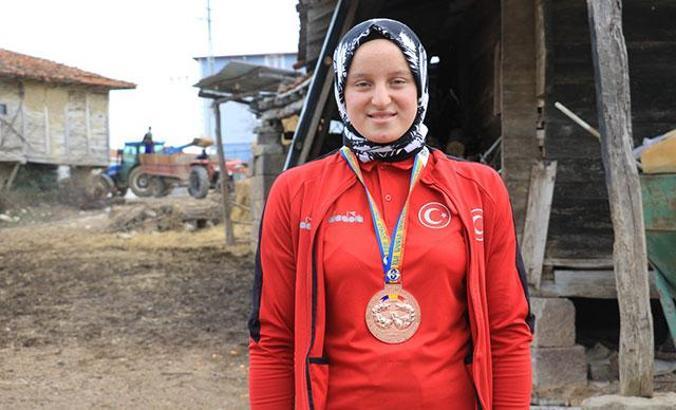 Esma, odun kırıp, tarla sürerek dünya üçüncüsü oldu