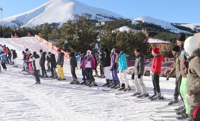 Herkesin günlük bin lira ödeyip yapabildiği kayağı onlar ders olarak işliyor