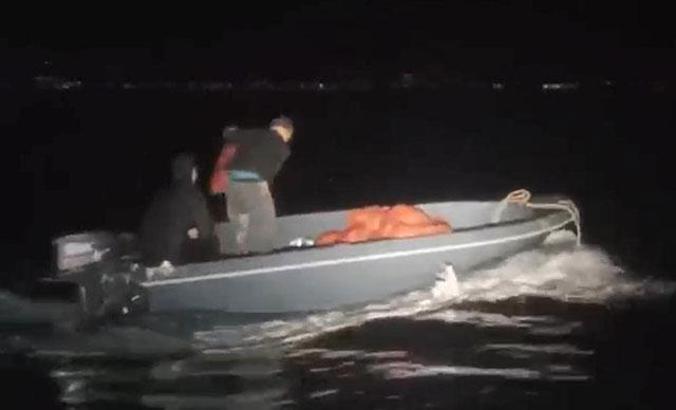 Kaçarken midye dolu çuvalları denize attılar