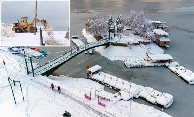 Suyu çekilen Beyşehir Gölü'ne kamyonlarla kar döküldü