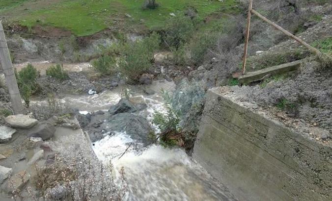 Ayvalık'ta madenden dereye atık karıştığı iddiası üzerine sudan numune alındı