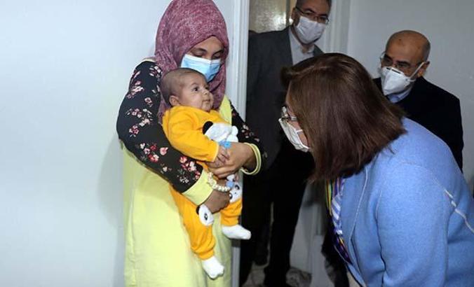 Babası tarafından dövülen Cihan bebeğe, protokol üyelerinden ziyaret