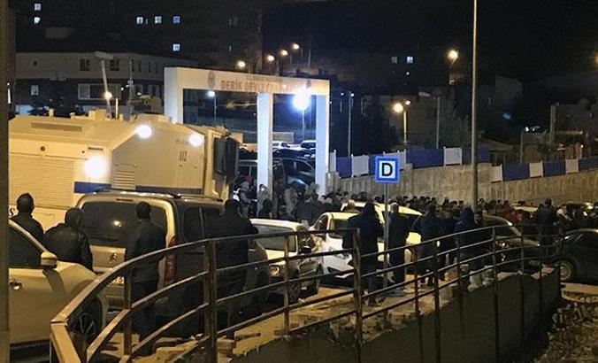 Derik’te park halindeki askeri araca çarpan sürücü öldü, 2 kişi yaralandı