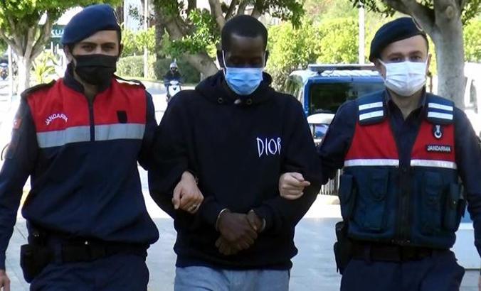 Otelde Kırgız turistin çantasını çalan Alman turist yakalandı