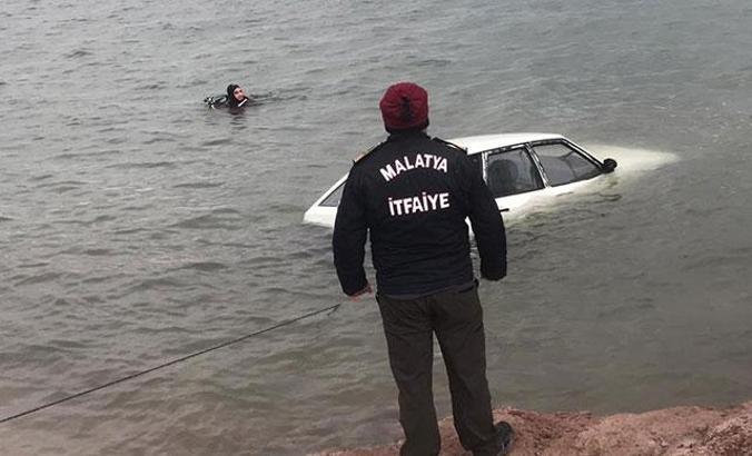 El freni çekilmeyen otomobil, baraj gölüne uçtu