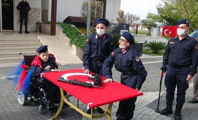 Bedensel engelli baba-oğul birlikte askerlik yemini etti