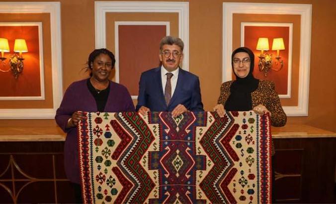 Van'a gelen Gana Büyükelçisi, kursiyerlere dikiş makinesi hediye etti