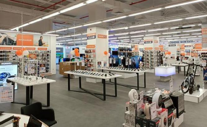Teknosa Rize mağazası yeni yerine taşındı
