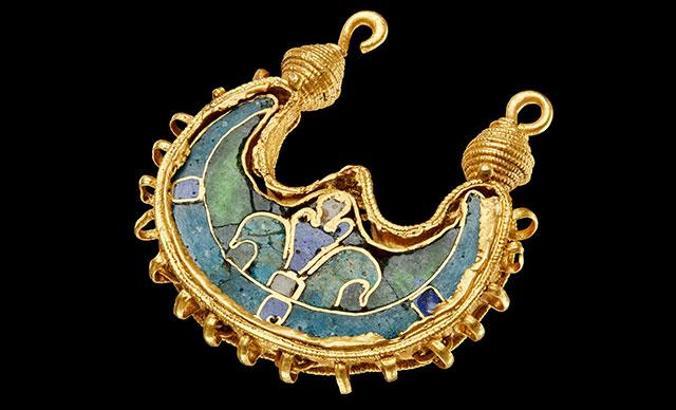 Danimarka’da Vikinglerden kalma altın küpe bulundu