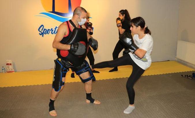 Sağlıkçı kadınlar, şiddete karşı savunma sporları öğreniyor