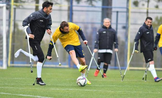 MKE Ankaragücü, farkındalık maçında koltuk değnekleriyle mücadele etti