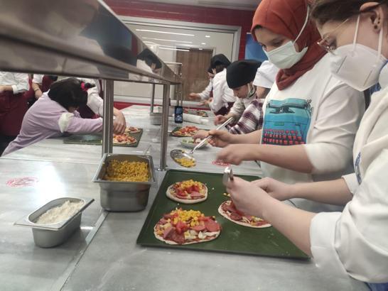 Dezavantajlı çocuklar aşçı oldu; pizza ve kurabiye yaptı