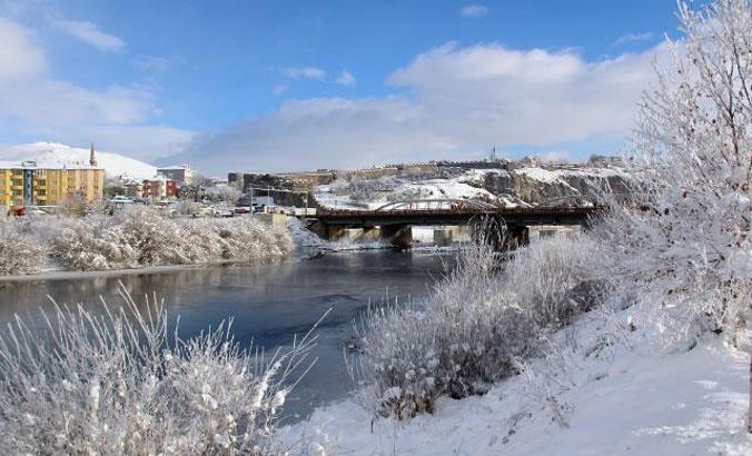 Ardahan'da Kura Nehri dondu
