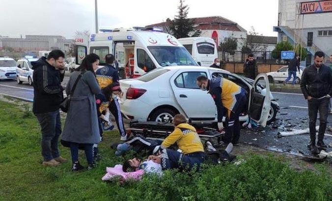 Otomobil, aynı yöne giden yolcu midibüsüne çarptı: 5 yaralı