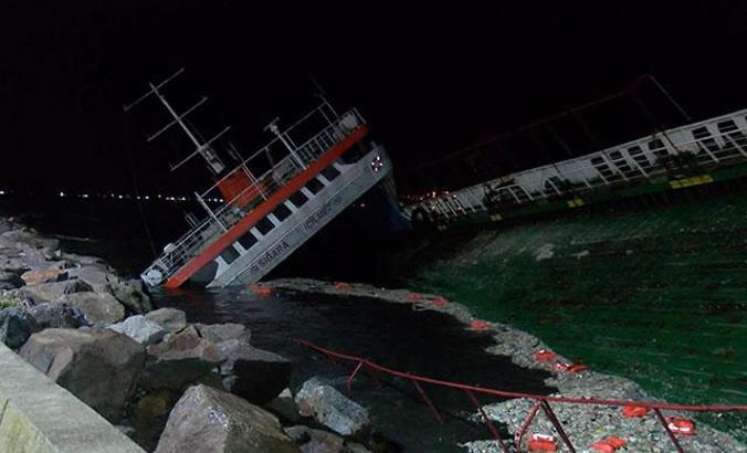 Maltepe Sahili'nde lodos nedeniyle kıyıya oturan gemi battı