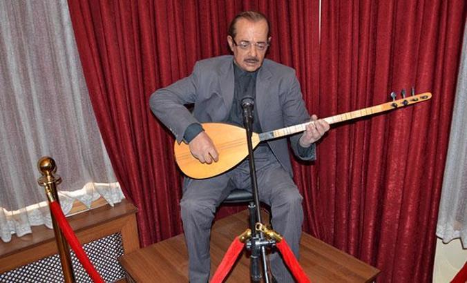 Neşet Ertaş’ın robot heykelinin ziyaretçileri selamlamasına yakınlarından tepki