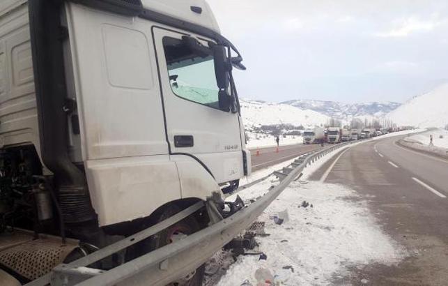 Erzincan- Erzurum kara yolu TIR kazası nedeniyle 1 saat ulaşıma kapandı