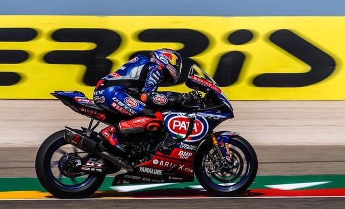 Milli motosikletçi Toprak Razgatlıoğlu, dünya şampiyonu olarak tarihe geçti