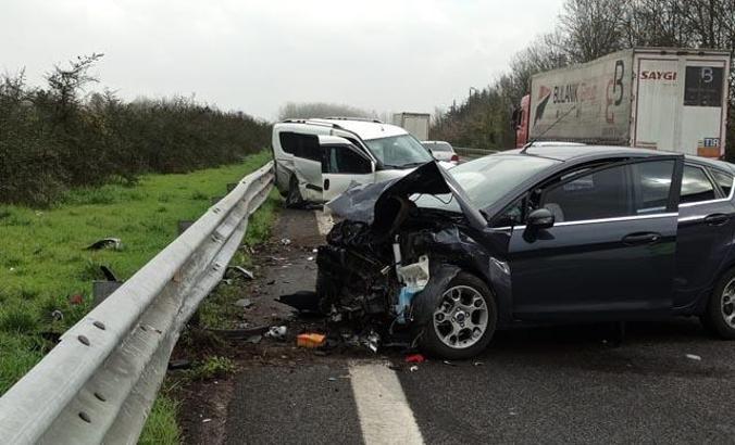 Şerit değiştirmek isterken kazaya neden oldu: 3 yaralı
