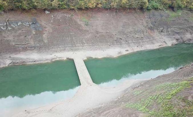 Yuvacık Barajı'nda su seviyesi azaldı, köprü ortaya çıktı