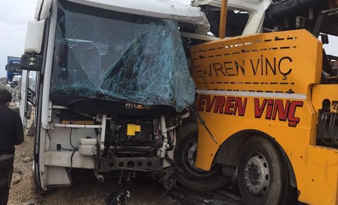 Vinç ile midibüs çarpıştı: 2 yaralı