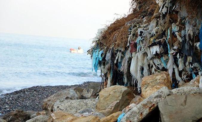 Tıbbi atıklar denize sürükleniyor