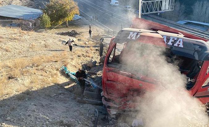 Freni boşalan kamyon girdiği kaçış rampasında devrildi: 2 yaralı