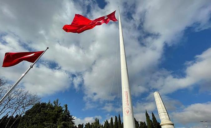 Edirnekapı Şehitliği ve Ulus'ta Türkiye'nin en yüksek direklerine Türk Bayrağı çekildi