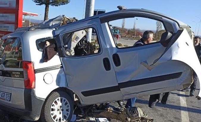 Yön levhasına çarpan hafif ticari araç parçalandı; sürücü ağır yaralı