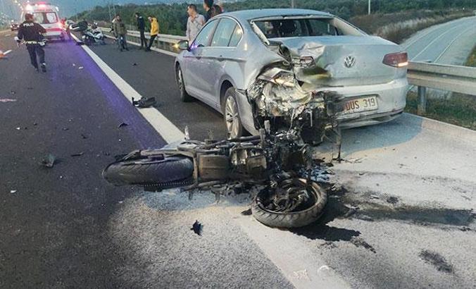 Emniyet şeridinde duran otomobile çarpan motosiklet sürücüsü, 8 gün sonra yaşamını yitirdi