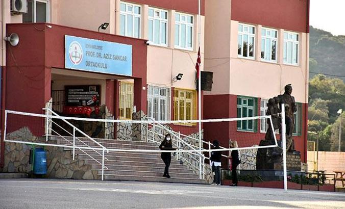 Prof. Dr. Aziz Sancar Ortaokulu'nda bir çok derslikte yüz yüze eğitime koronavirüs arası