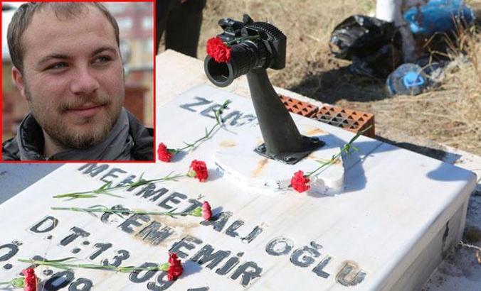 Depremde yaşamını yitiren DHA muhabiri Cem Emir, mezarı başında anıldı
