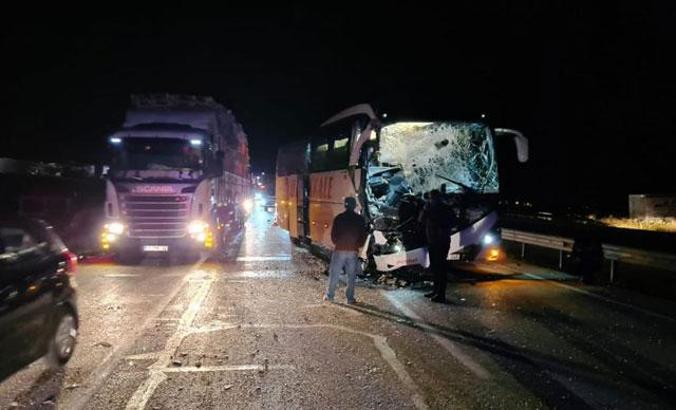 Afyonkarahisar'da otobüs TIR'a arkadan çarptı: 7 yaralı