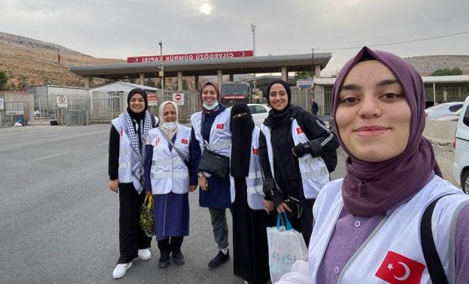 Herkesin kaçtığı İdlib'e beyaz yeleklerini giyip gidiyorlar