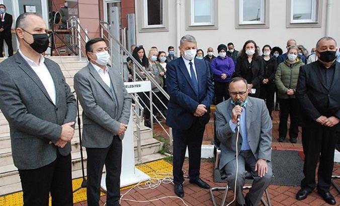 2 kişinin öldüğü kazada yaralanan belediye başkanı görevine başladı