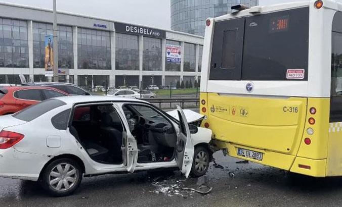 Kartal'da otomobil İETT otobüsüne arkadan çarptı: 2 yaralı