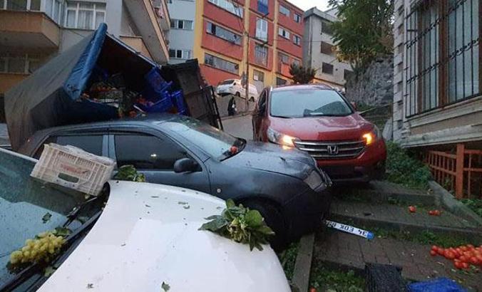 Kağıthanede sebze yüklü kamyonet otomobilin üzerine devrildi