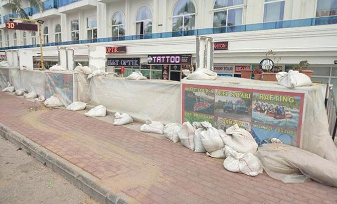 Otelde su baskınlarına karşı branda ve kum çuvallı tedbir