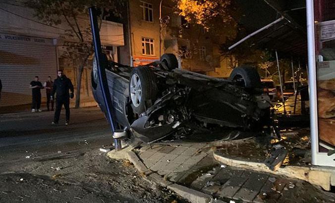 Sancaktepe'de tartıştığı kişilerin üzerine sürdüğü otomobil takla atan sürücüsü kaçtı