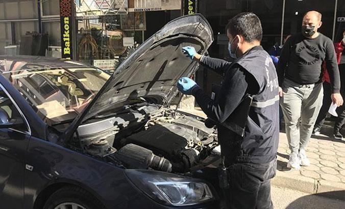 Park halindeki otomobilin üzerine yorgun mermi düştü