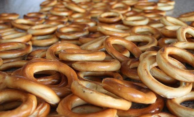 Rizelilerin almak için sıraya girdiği simit; kargo, otobüs ve uçakla il dışına da gönderiliyor