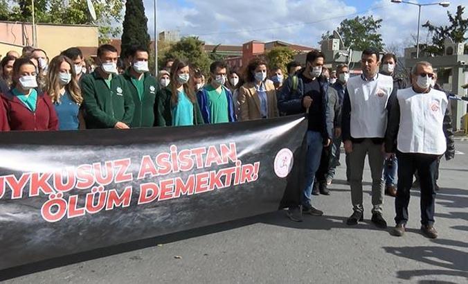 İstanbul Üniversitesi Tıp Fakültesi önünde Rümeysa Şen için eylem