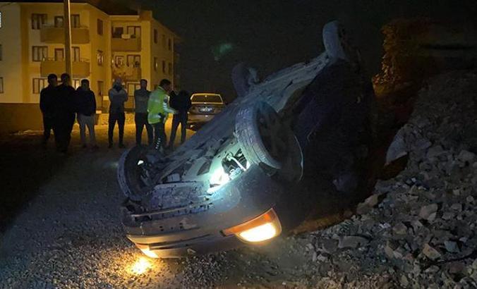 Polisten kaçarken takla atan hafif ticari araçtaki 3 kişi, yaya olarak kayıplara karıştı